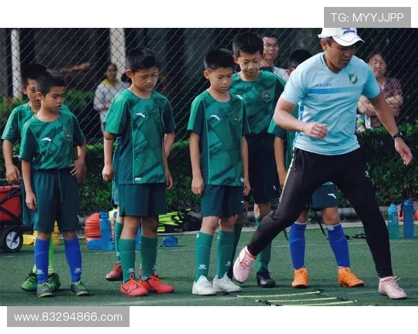 足球场上的逆境与坚持感人故事揭示明星背后的奋斗与温暖